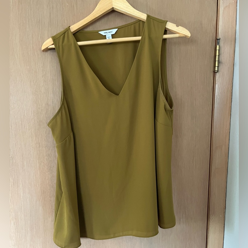 Olive Nine West v neck sleeveless top for work. 0X. NWOT